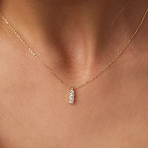 14K Gold Trio Cz Diamant Halskette, 3 Stein Halskette, Prong Set Anhänger Halskette, Vertikale Halskette, Brautjungfer Halskette, Brautgeschenk