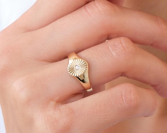 14K Gold Sun Signet Ring, Sun Engraved Dainty Ring, Sunburst Pinky Ring, Sunshine Celestial Ring for Women, Gift for Mom Mother