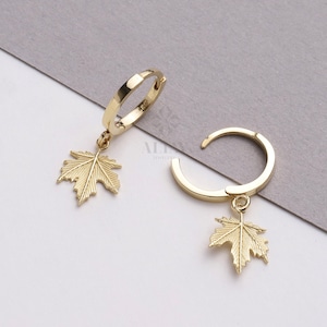 14K Gold Leaf Creolen, Ahornblatt Huggies, Ahornblatt Ohrringe, kleine Tropfen Creolen, Huggies Creolen, zierliche Creolen