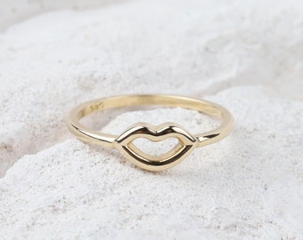 14K Gold Kiss Ring, Personalized XO ring, X Kiss Ring, Promise Ring, Valentine Love Ring, Tiny Love Shape, Birthday Gift, Gift For Wife