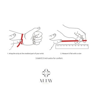 Puede incluir: Diagrama que ilustra c&oacute;mo medir una mu&ntilde;eca para una pulsera. Paso 1: Envuelva una tira roja alrededor de la mu&ntilde;eca. Paso 2: Mida la tira con una regla. Paso 3: Agregue 1,3 cm para mayor comodidad. El logotipo de ALTAY JEWELRY est&aacute; en la parte inferior.