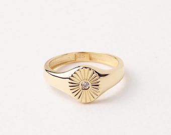 14K Gold Sun Signet Ring, Sun Engraved Dainty Ring, Sunburst Pinky Ring, Sunshine Celestial Ring for Women, Gift for Mom Mother