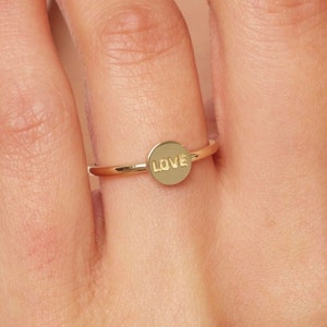 14K Gold Liebesring, Liebeswort Siegelring, stapelbarer runder Liebesring, zierliche Schriftliebesring, Liebesring, stapelbarer Liebesschmuck