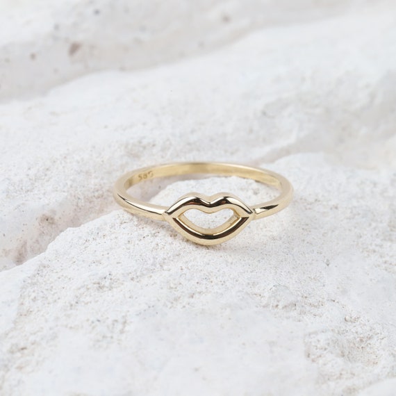 14K Gold Kiss Ring, Personalized XO ring, X Kiss Ring, Promise Ring, Valentine Love Ring, Tiny Love Shape, Birthday Gift, Gift For Wife