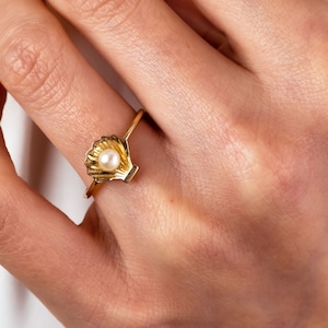 14K Gold Seashell Pearl Ring, Oyster Pearl Ring, Dainty Gold Band Ring, Pearl Ring, Statement Ring, Gold SeaShell Ring, Unique Gold Ring