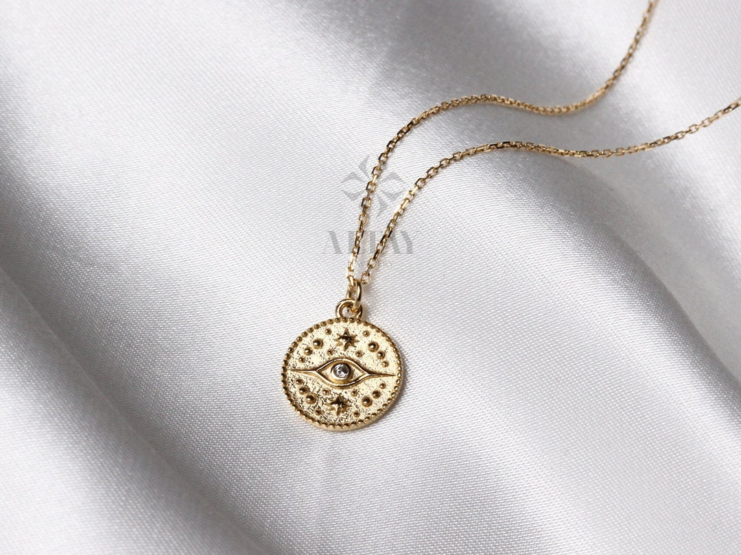 Gold Layered Necklaces for Women, 14K Gold Plated Vintage Evil Eye Queen  Elizabeth Bee Sun and Moon Medallion Necklace Retro Choker Chain Link