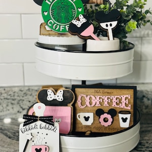 Bibbidi Bobbidi Brew | Bandeja de café em camadas | Placa de café da Disney | Placa de café Starbucks | Bar de café da Disney | Cake Pop | Decoração do Mickey e da Minnie