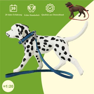 Schleich Dalmatiner mit einem Halsband und einer Leine aus echtem Leder in Türkis und ein Brauner Hund mit einem Halsband in rot.