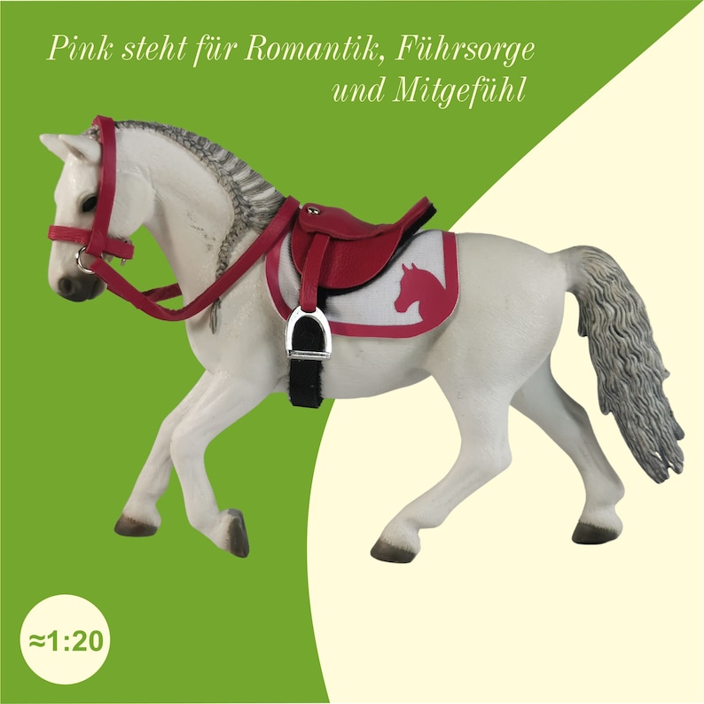 Ein weißes Schleich Pferd mit Sattel und Trense in Pink.