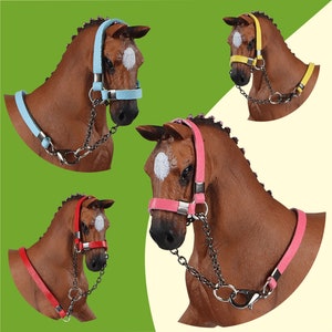 Vier Köpfe von Schleich Pferden mit Halfter und Führstrick in verschiedenen Farben.