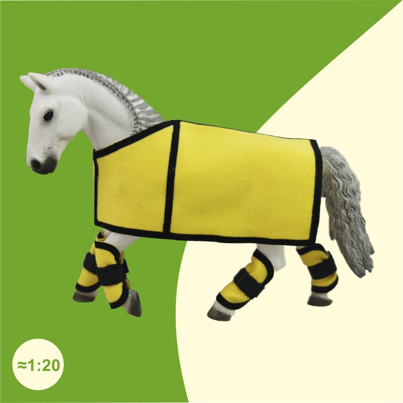 Schleich Pferd mit Decke und Gamaschen in Gelb.