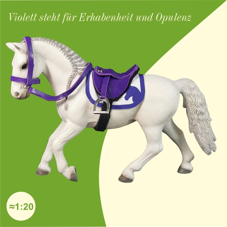 Ein weißes Schleich Pferd mit einem Sattel und einer Trense aus Leder in Violett.