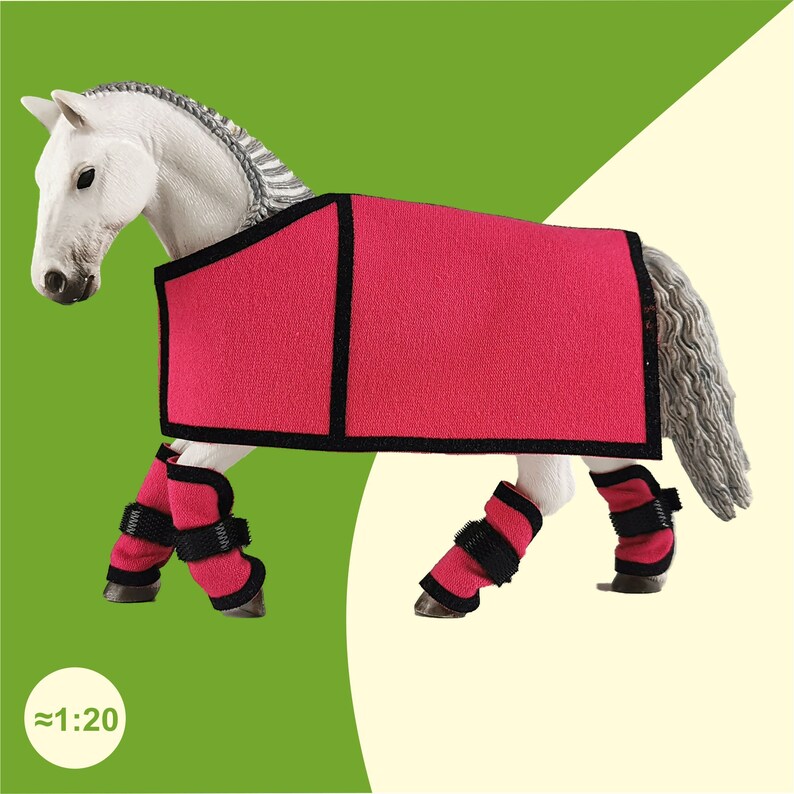 Schleich Pferd mit Decke und Gamaschen in Pink.