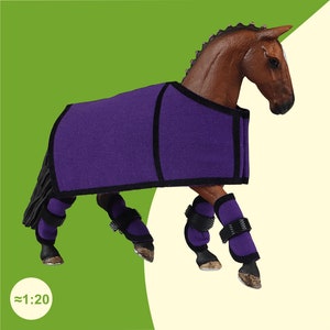 Schleich Pferd mit Decke und Gamaschen in Violett.