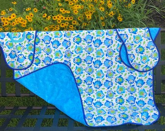 Conjunto de cuatro piezas de manta de franela para bebé: 2 pañales para bebé, babero y manta - Blue Bird Flannel Set