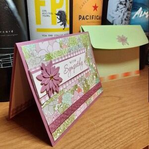 Biglietto floreale rosa con condoglianze, biglietto Stampin' Up!, francobolli rosa e motivo floreale, biglietto per inviare amore e condoglianze, biglietto timbrato a mano C9