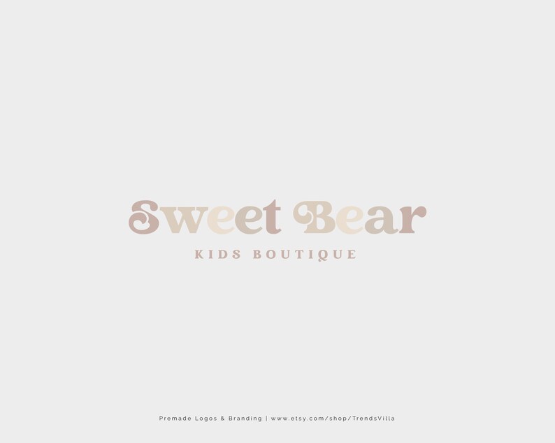 Peut inclure: Un logo pour une boutique de v&ecirc;tements pour enfants appel&eacute;e "Sweet Bear Kids Boutique". Le logo pr&eacute;sente une police stylis&eacute;e avec un d&eacute;grad&eacute; de brun clair et beige.