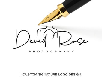 Könnte beinhalten: Ein schwarz-weißes Signatur-Logo-Design für David Rose Fotografie. Das Logo zeigt ein stilisiertes Kamerasymbol und den Namen "David Rose" in kursiver Schrift. Der Text "PHOTOGRAPHY" steht in Großbuchstaben unter dem Namen.
