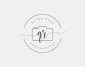 Puede incluir: Diseño de logotipo en blanco y negro para un negocio de fotografía llamado Quinn Rose Photography. El logotipo presenta una cámara estilizada con las iniciales "QR" en su interior.