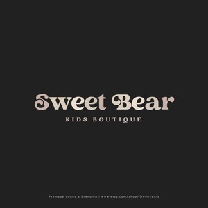 Peut inclure: Un logo pour une boutique de v&ecirc;tements pour enfants appel&eacute;e "Sweet Bear Kids Boutique". Le logo est dans un sch&eacute;ma de couleurs rose et blanc avec une police stylis&eacute;e.