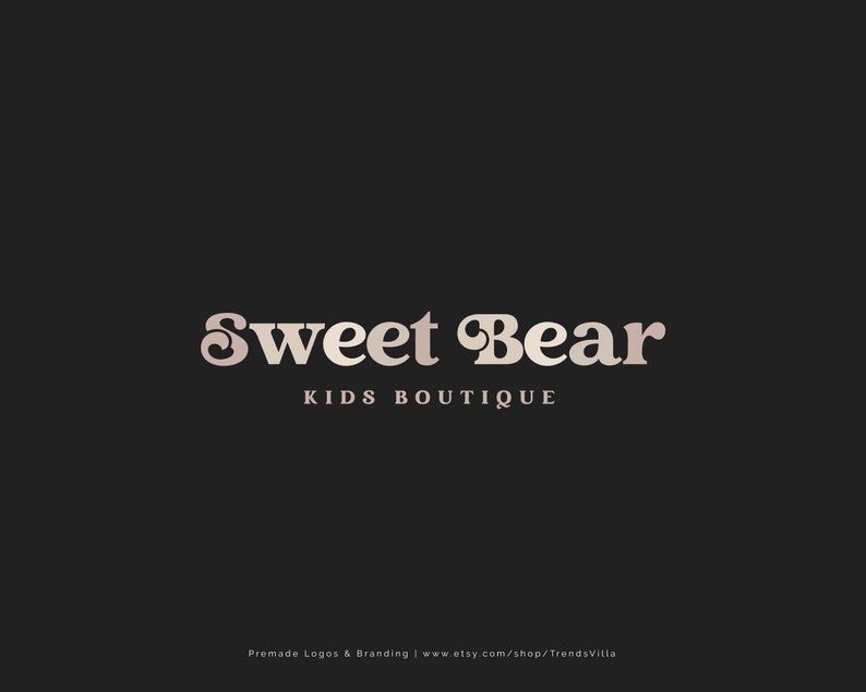 Peut inclure: Un logo pour une boutique de v&ecirc;tements pour enfants appel&eacute;e "Sweet Bear Kids Boutique". Le logo est dans un sch&eacute;ma de couleurs rose et blanc avec une police stylis&eacute;e.