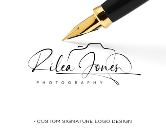 Könnte beinhalten: Ein schwarz-weißes Signatur-Logo-Design für einen Fotografen namens "Rilea Jones". Die Signatur ist in Kursivschrift geschrieben und enthält ein stilisiertes Kamerasymbol. Der Text "PHOTOGRAPHY" steht unter der Signatur.