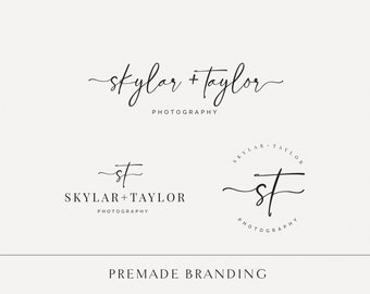 Peut inclure: Trois designs de logo pour une entreprise de photographie appelée "Skylar + Taylor Photography". Le premier logo présente le nom de l'entreprise dans une police d'écriture manuscrite. Le deuxième logo présente les initiales "ST" dans une police d'écriture manuscrite avec le nom de l'entreprise en dessous. Le troisième logo présente les initiales "ST" dans une police d'écriture manuscrite à l'intérieur d'un cercle avec le nom de l'entreprise autour de l'extérieur.