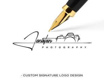 Könnte beinhalten: Ein schwarz-weißes Signatur-Logo-Design für ein Fotogeschäft. Das Logo zeigt eine stilisierte Kamera und den Namen "Jonathan Photography" in Kursivschrift.