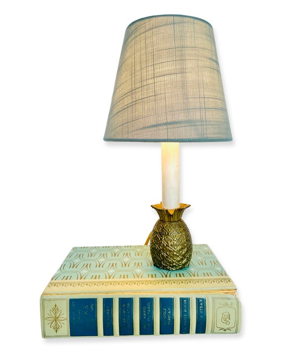 Vintage Hollywood Regency Mid-Century Brass Pineapple Table Top Lamp with Shade