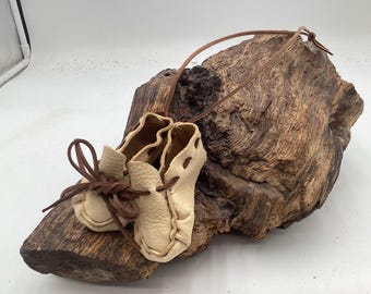 Ornamental Keychain Leather Moccasins – Anishinaabe/Ojibwe Artwork