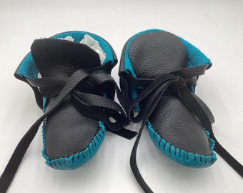 Handmade Black and Blue Leather Moccasins – Anishinaabe/Ojibwe Artisan, Size: Small