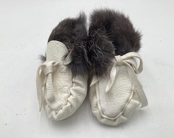 Handmade White Leather And Fur Toddler Moccasins: Ojibwe Pucker Toe Design