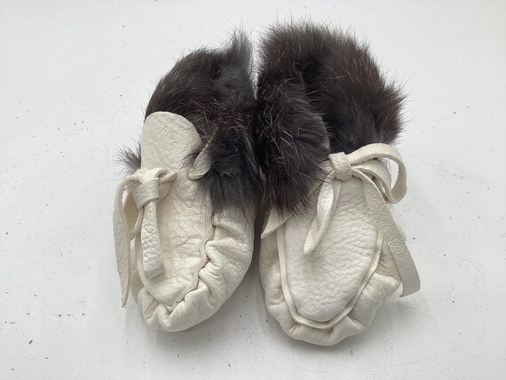 Handmade White Leather And Fur Toddler Moccasins: Ojibwe Pucker Toe Design