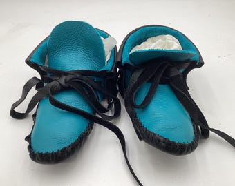Handmade Black and Blue Leather Moccasins – Anishinaabe/Ojibwe Artisan. Size Medium