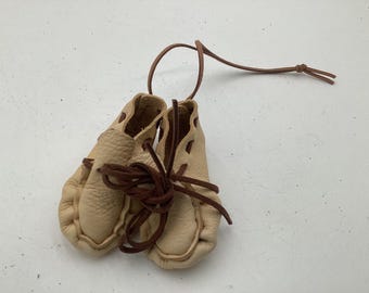Ornamental Keychain Leather Moccasins – Anishinaabe/Ojibwe Artwork