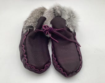 Handmade Purple Leather Fur Fringe Moccasins – Anishinaabe/Ojibwe Artisan. Size Large