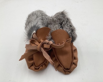 Handmade Brown Leather Toddler Moccasins – Ojibwe Anishinaabe Pucker Toe Style. Size Small