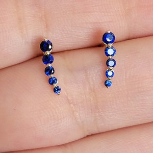 Boucles d'oreilles incurvées saphir bleu, clous d'oreilles en or 14 carats, clous d'oreilles saphir bleu, boucles d'oreilles grimpeur d'oreilles, boucles d'oreilles délicates, boucles d'oreilles minimalistes, clous d'oreilles incurvés