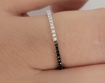 Diamant Eternity Ring, Schwarz und Weiß Diamant Band, Micro Pave Eternity Band, 14k Massivgoldring, stapelbarer Ring, Diamant Ehering