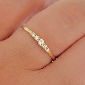 Anillo delicado de diamantes de 14k: Anillo minimalista apilable, claridad SI.