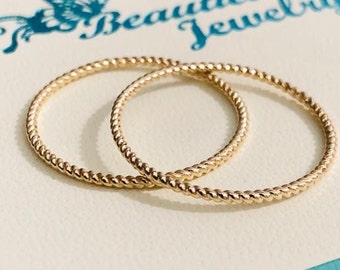 14 kt massief gouden gedraaide ring, 1 mm minimale touwband, sierlijke stapelbare ring