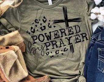 Powered by Prayer Shirt – Faith Graphic Tee, Christian T-Shirt, Inspirational Religious Shirt, Spiritual Gift for Her or Him