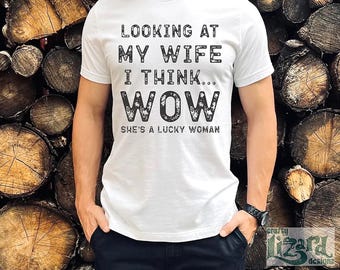 Funny Husband Tee – “Looking At My Wife I Think WOW She’s A Lucky Woman” – Hilarious Gift for Confident Men
