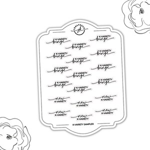 Puede incluir: Una hoja de pegatinas transparentes con texto negro. Las pegatinas muestran el texto "K-Variety Binge" y "K-Variety New". La hoja está etiquetada como "K-Variety Sampler".