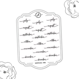 Könnte beinhalten: Ein Blatt mit transparenten Aufklebern, auf denen die Monate des Jahres in Schreibschrift stehen. Die Aufkleber sind in drei Reihen mit jeweils vier Aufklebern angeordnet, wobei jeder Monat dreimal vorkommt. Das Blatt ist mit "MONTHS JUL - DEC" beschriftet.