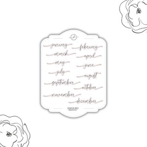 Könnte beinhalten: Eine transparente Aufkleberfolie mit den Monaten des Jahres in Schreibschrift. Die Aufkleberfolie ist für die Verwendung in einem Planer oder Tagebuch gedacht.