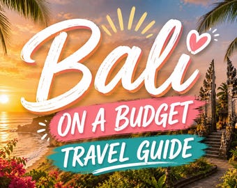 Pode incluir: Uma capa de guia de viagem digital com um pôr do sol sobre uma praia com palmeiras e um portão de templo de pedra. O texto diz Bali em letras brancas grandes, seguido por ON A BUDGET em rosa e TRAVEL GUIDE em azul-petróleo, com um coração rosa.