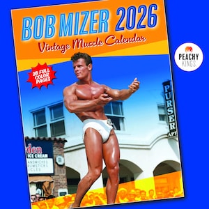 Puede incluir: Un calendario vintage titulado "BOB MIZER 2026 Vintage Muscle Calendar" con un hombre musculoso en traje de baño blanco. El calendario tiene un fondo azul y naranja con el texto "28 FULL COLOR PAGES". El logotipo de Peachy Kings está en la esquina superior derecha.