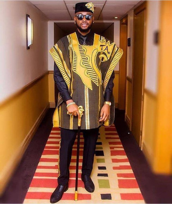 Vestimenta africana de hombre sale