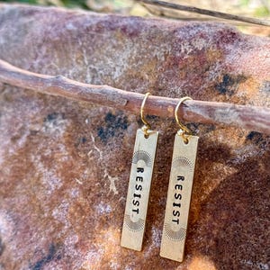 WIDERSTEHEN Messing Ohrringe, Frauenrechte. Gleichheit von Frauen und Männer, Anhänger aus massivem Messing, Beton Schmuck, handgestempelt